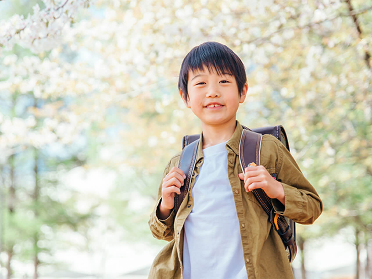 ランドセルを背負った男の子の屋外での写真。